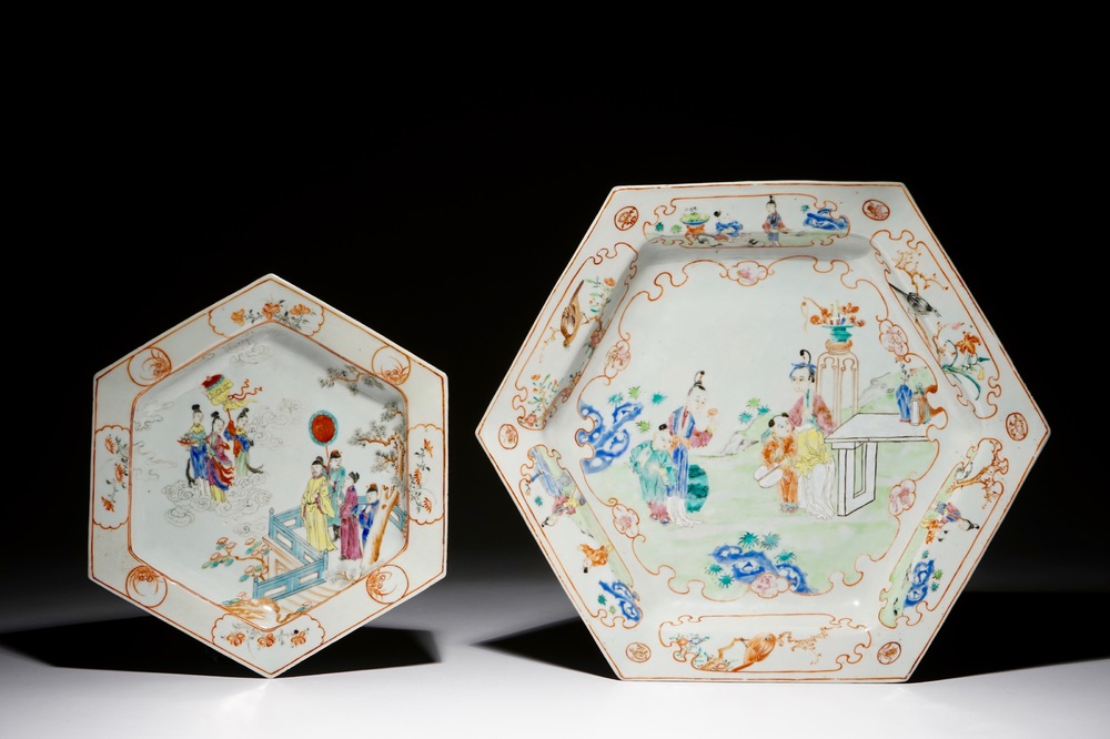 Twee Chinese famille rose hexagonale schotels met mandarijns decor, Qianlong