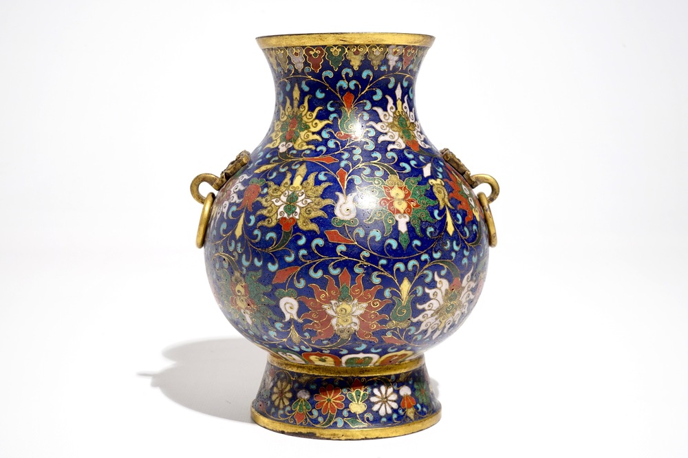 Un vase de forme hu aux rinceaux de lotus en cloisonn&eacute;, marque Jingtai, Chine, 19/20&egrave;me