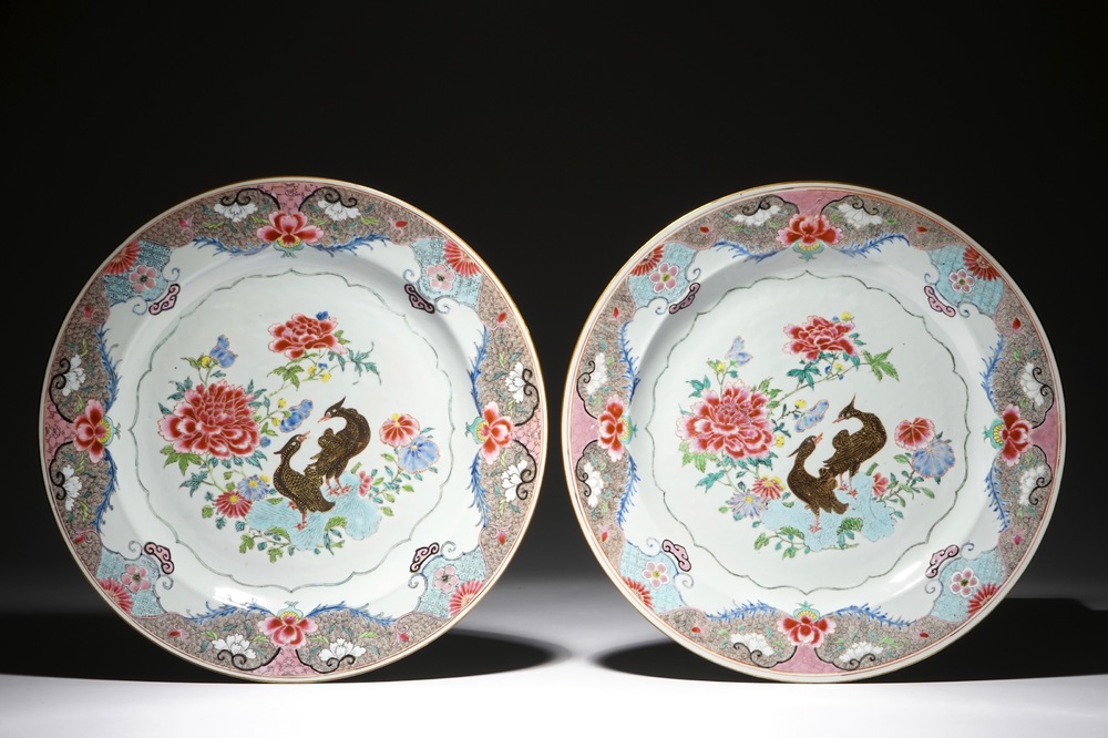 Une paire de grands plats en porcelaine de Chine famille rose aux canards mandarins, Yongzheng