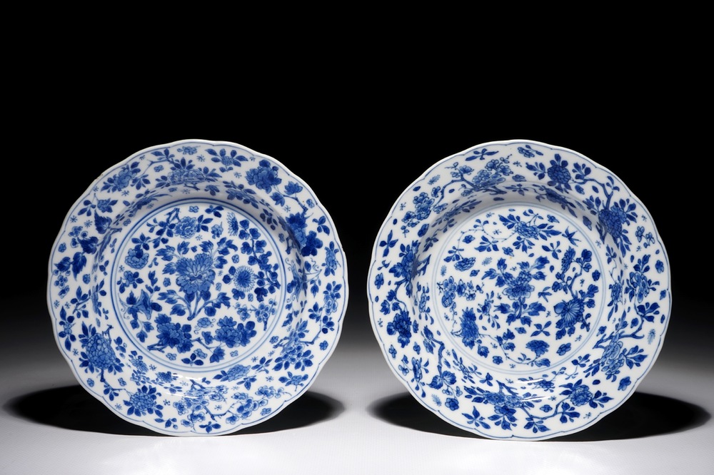Une paire d'assiettes en porcelaine de Chine bleu et blanc, marque et &eacute;poque de Kangxi