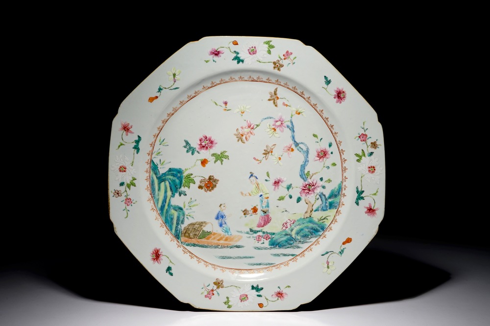 Un grand plat octagonal en porcelaine de Chine famille rose, Qianlong