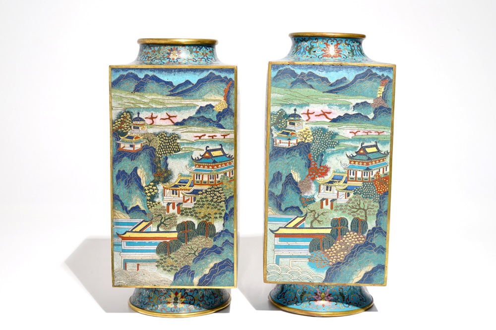 Une paire de vases de forme cong en cloisonn&eacute;, marque de Qianlong, Chine, 19/20&egrave;me