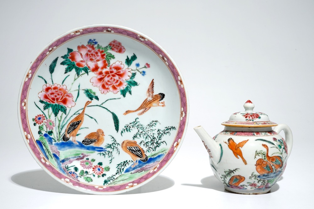 Een Chinese famille rose theepot en een bord met decor van ganzen, Yongzheng/Qianlong