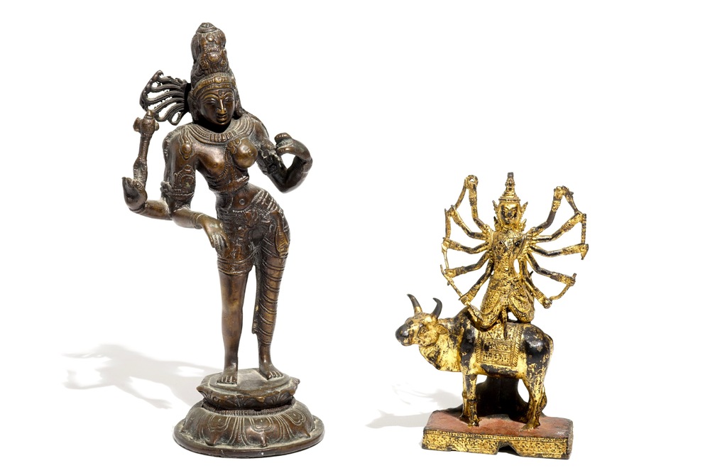 Een bronzen model van Shiva en een deels verguld van Shiva op Nandi, India, 19e eeuw