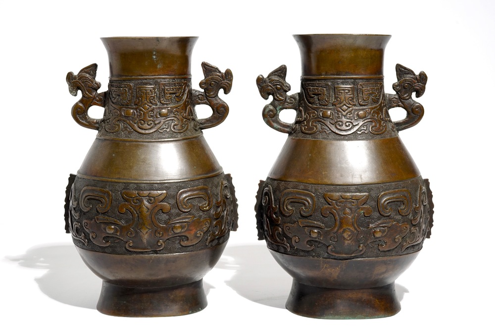 A pair of Chinese bronze hu vases in archaic style, 19th C.