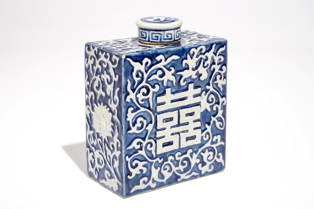 Een Chinese blauwwitte theebus en deksel met reli&euml;fdecor, 19e eeuw