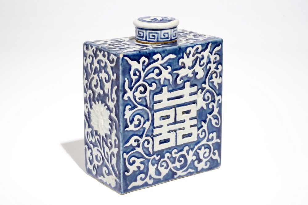 A Chinese blue and white tea caddy and cover with applied design, 19th C.