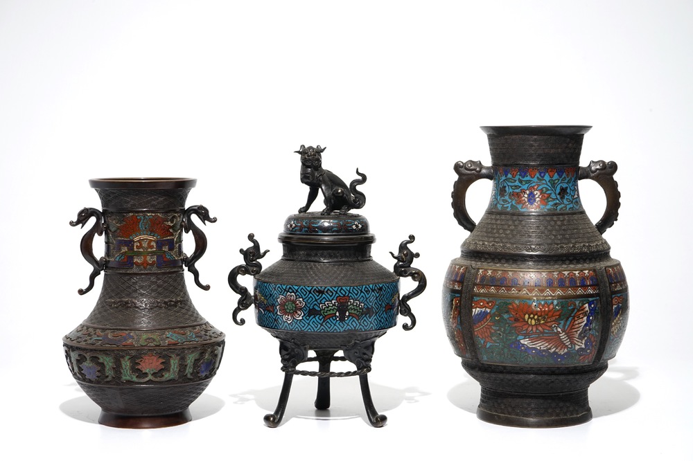 Trois vases en bronze et &eacute;maille champlev&eacute;, Chine, 19&egrave;me