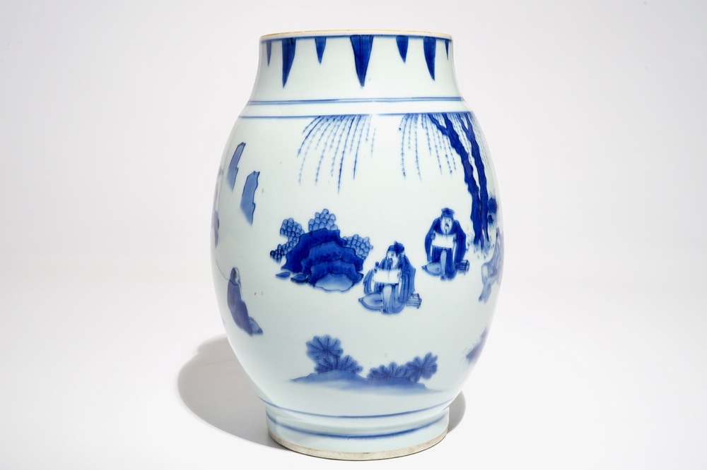 Un vase de forme olive en porcelaine de Chine bleu et blanc, Chongzheng, &eacute;poque Transition