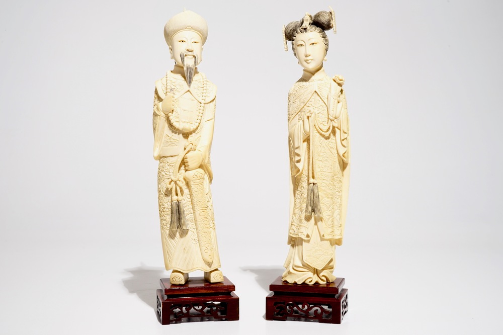 Une paire de figures en ivoire sculpt&eacute; de l'emp&eacute;reur et sa femme, Chine, d&eacute;but du 20&egrave;me