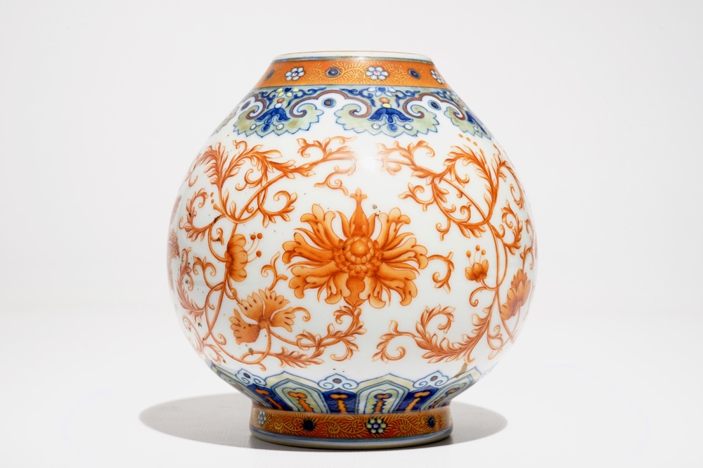 Un vase en porcelaine de Chine doucai et rouge de fer, marque de Qianlong, 20&egrave;me