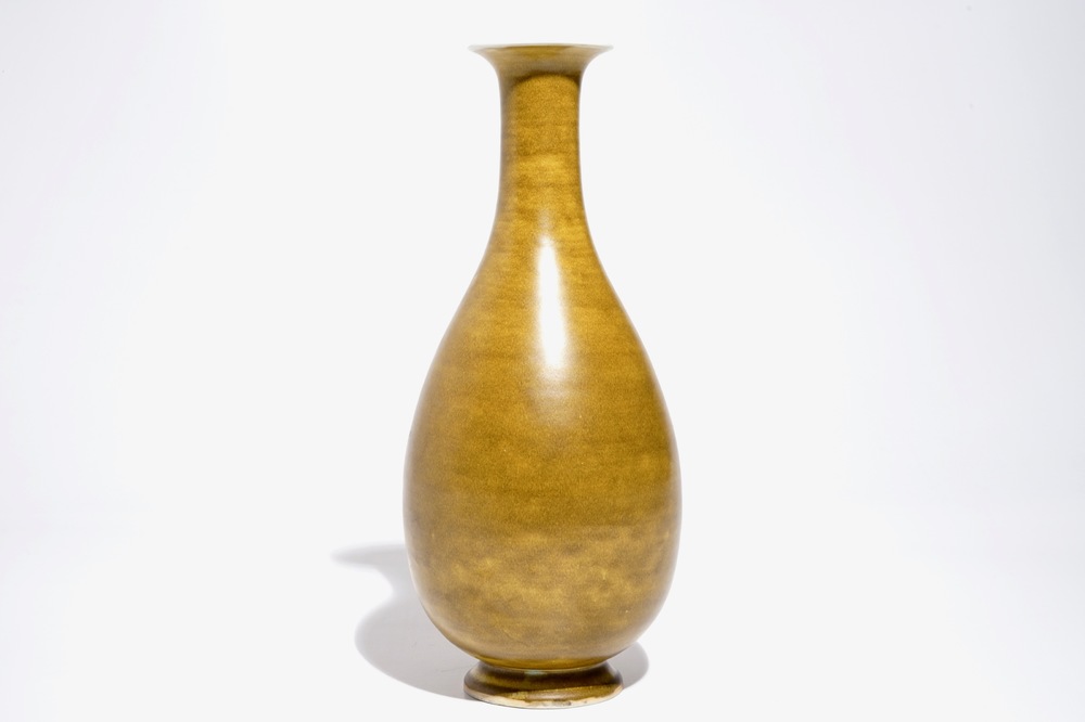 Un vase de forme yuhuchunping en porcelaine de Chine monochrome, Kangxi