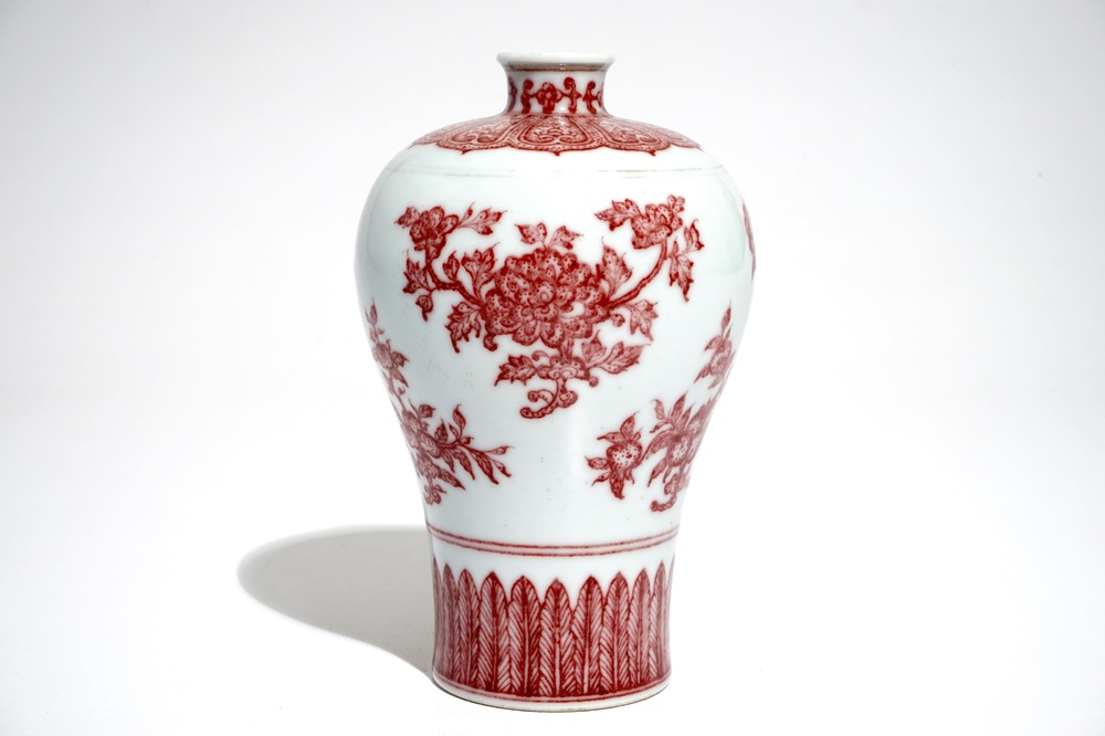 Een Chinees meiping vaasje met onderglazuur rood decor, Qianlong merk, 20e eeuw