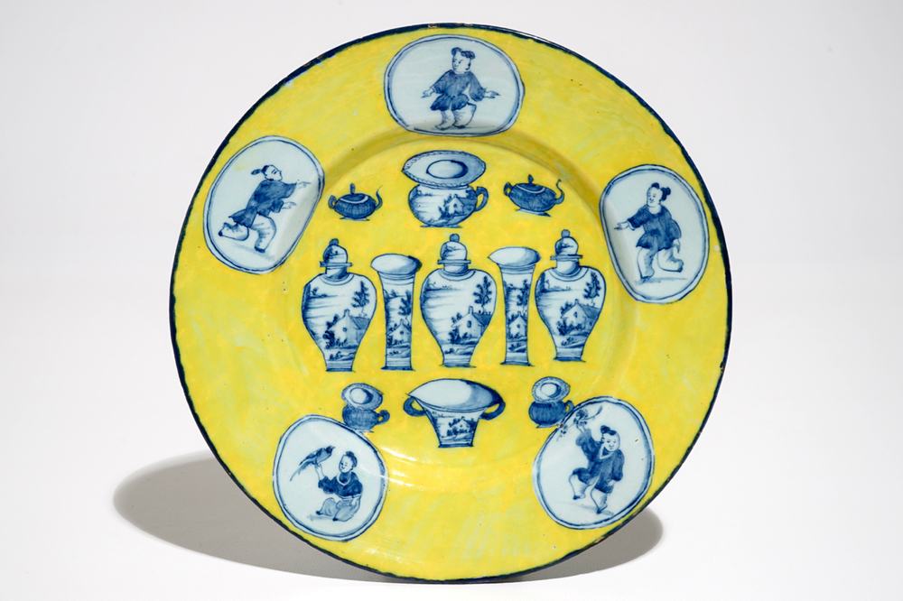 Une assiette 'Echantillon' en fa&iuml;ence de Delft bleu et blanc sur fond jaune, 18&egrave;me