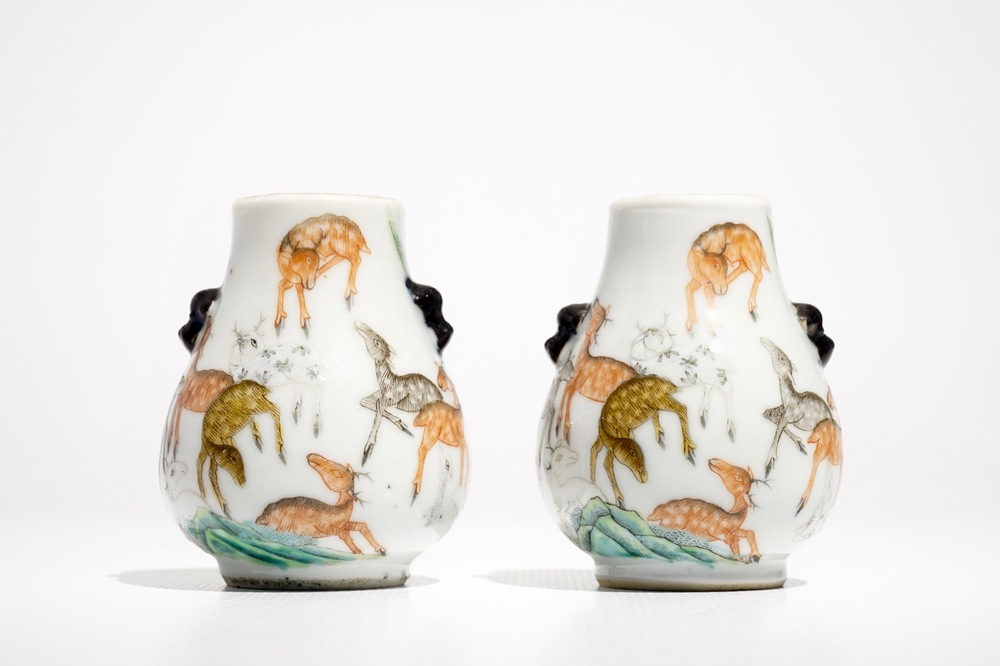 Une paire de vases miniatures de forme hu en porcelaine de Chine famille rose &agrave; d&eacute;cor de cerfs, 19&egrave;me