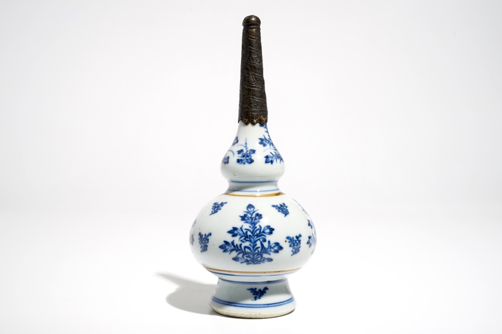 Un aspersoir en porcelaine de Chine bleu et blanc mont&eacute; en argent pour le march&eacute; islamique, Kangxi