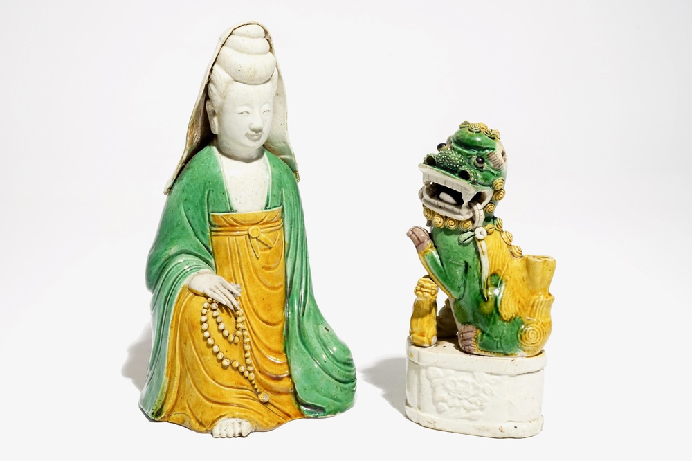Un mod&egrave;le d'une Guanyin en biscuit famille verte, et un porte-encens en forme de lion bouddhiste, Kangxi