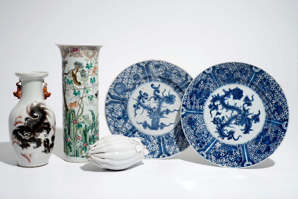 A pair of Chinese blue and white plates, two vases and a blanc de Chine Buddha's hand, 19/20th C.