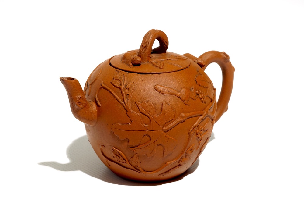 Een Chinese Yixing theepot met eekhoorns en druivenranken in reli&euml;f, Kangxi