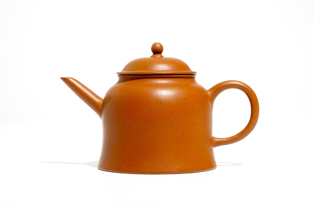 A Chinese Yixing stoneware teapot, signed, 19th C.