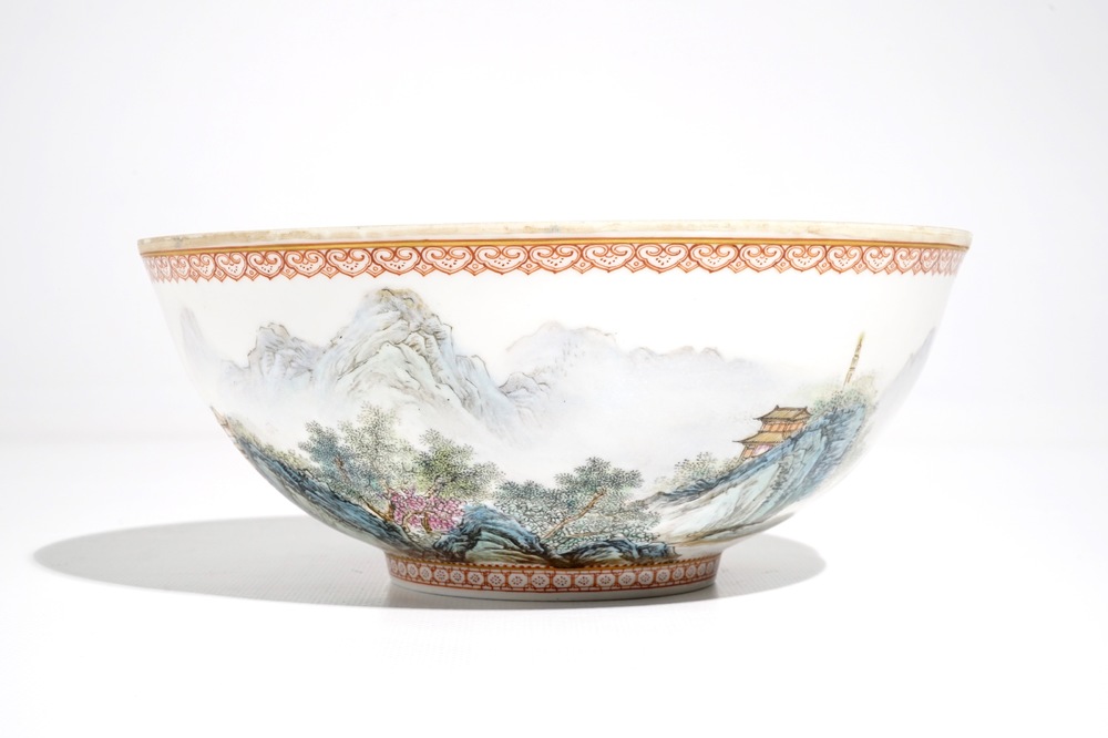 Un bol en porcelaine de Chine coquille d'oeuf &agrave; d&eacute;cor d'un paysage, Zuo Gojun, dat&eacute; 1961