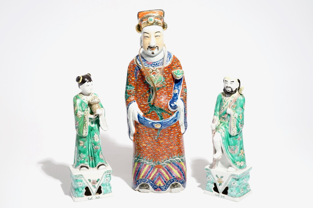 Een Chinese famille rose figuur van een onsterfelijke en een paar famille verte figuren, 19/20e eeuw