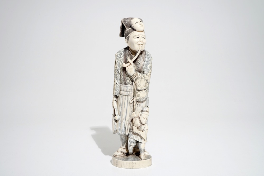 A Japanese ivory okimono of a pipesmoker, Meiji/Taisho, early 20th C., signed