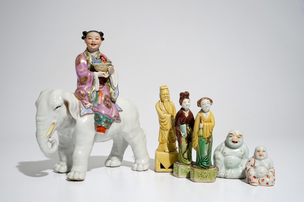 Zes diverse Chinese porseleinen beelden, w.o. een meisje op olifant, 19/20e eeuw