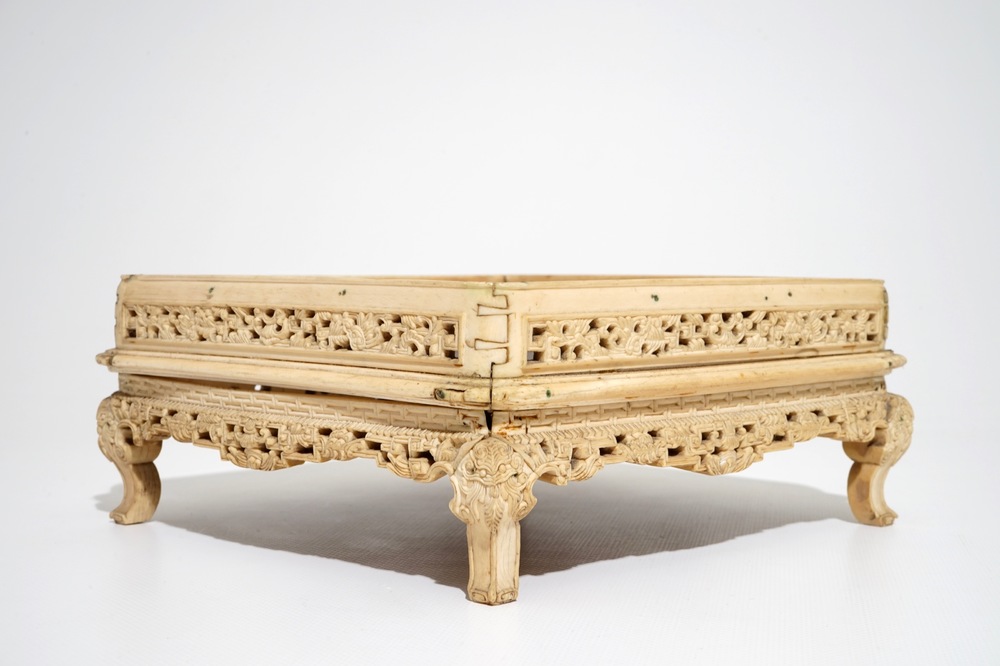 Un grand socle en ivoire sculpt&eacute;, Chine, 18/19&egrave;me