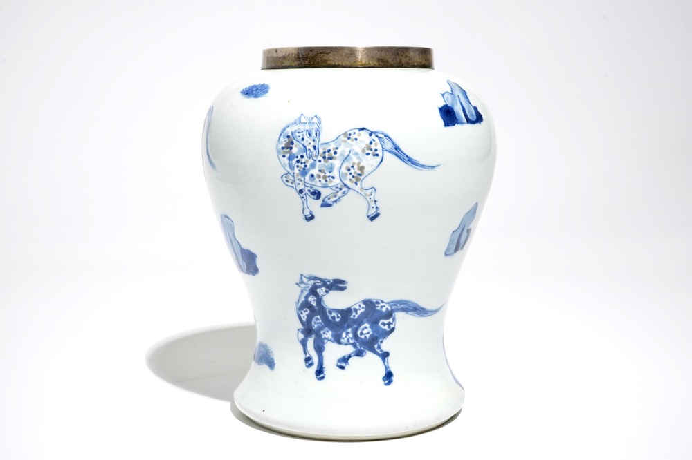 Een Chinese vaas met blauwwit en onderglazuur rood decor van paarden en zilveren montuur, Kangxi