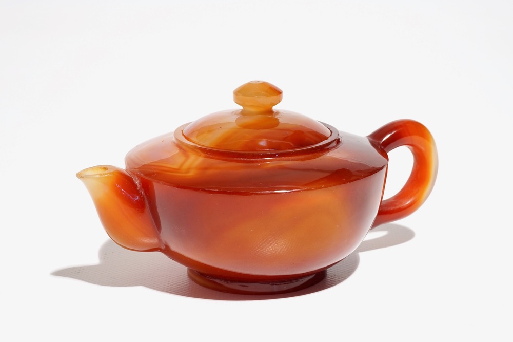 A Chinese agate teapot with cover, 20th C.