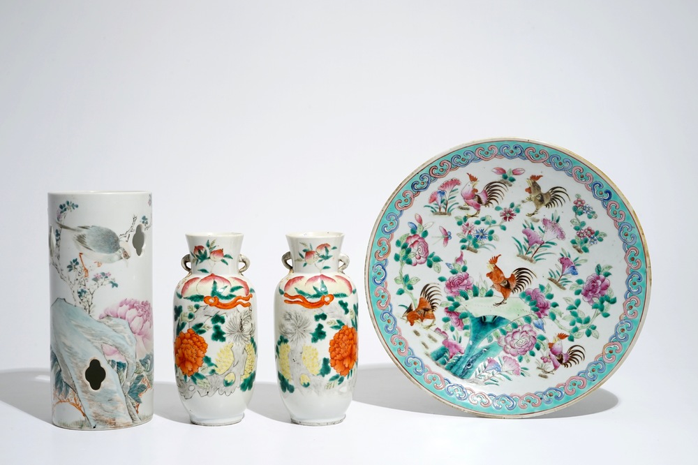 A Chinese famille rose rooster dish, a pair of vases and a qianjiang cai hat stand, 19/20th C.