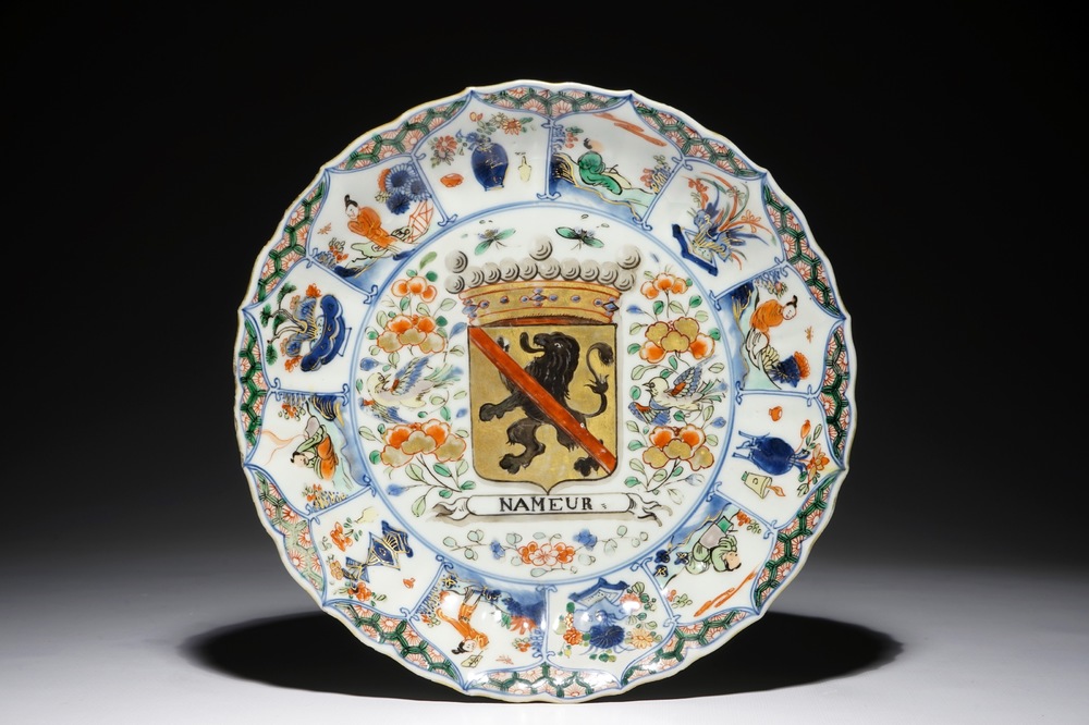 Un plat en porcelaine de Chine famille verte aux armes de Namur, Kangxi/Yongzheng