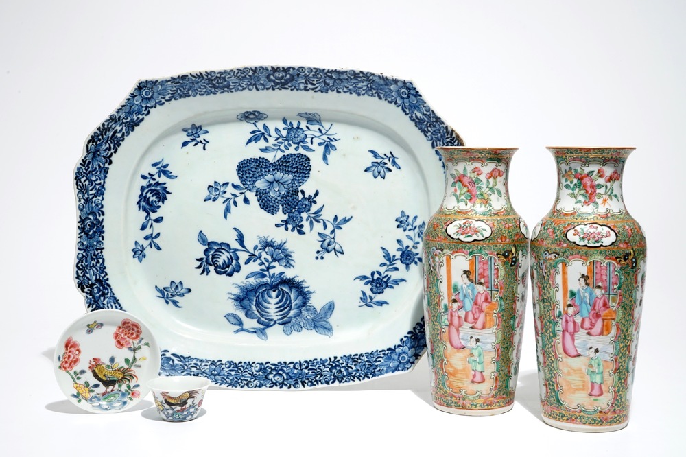 Un grand plat et une tasse et soucoupe aux coqs, Qianlong et une paire de vases famille rose de Canton, 19&egrave;me