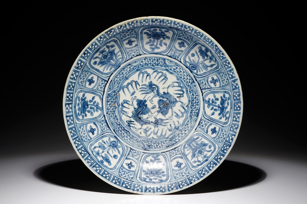 Un grand plat en porcelaine de Chine, dit de Swatow, &agrave; d&eacute;cor de dragons, Ming