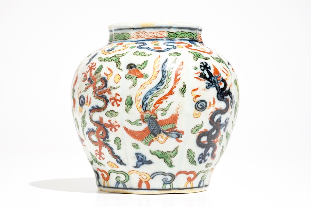 A Chinese wucai dragon vase, Wanli mark, 19/20th C.