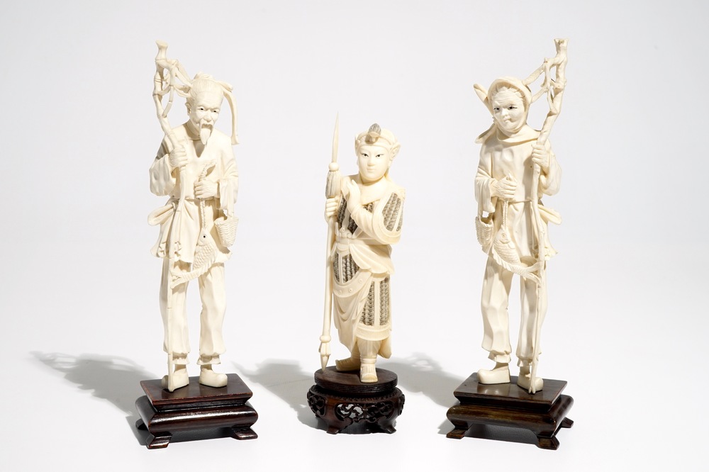 Drie Chinese ivoren figuren op houten sokkels, 1e helft 20e eeuw