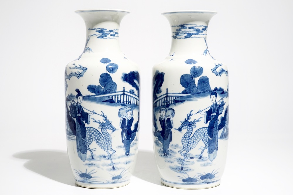 Een paar Chinese blauwwitte rouleau vazen, Kangxi merk, 19/20e eeuw