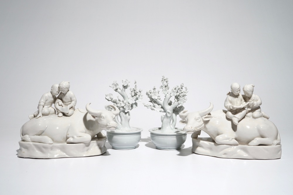 Une paire d'arbres et une paire de buffles aux enfants en porcelaine blanc de Chine de Dehua, Kangxi et 20&egrave;me