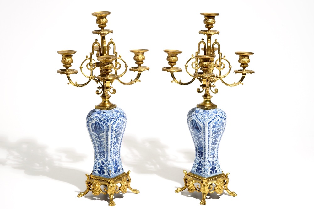 Une paire de vases cand&eacute;labres en porcelaine de Chine bleu et blanc et bronze dor&eacute;, Kangxi