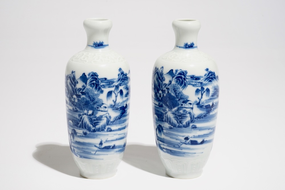 Une paire de vases en porcelaine de Chine bleu et blanc &agrave; d&eacute;cor de paysages, marque de Qianlong, R&eacute;publique, 20&egrave;me