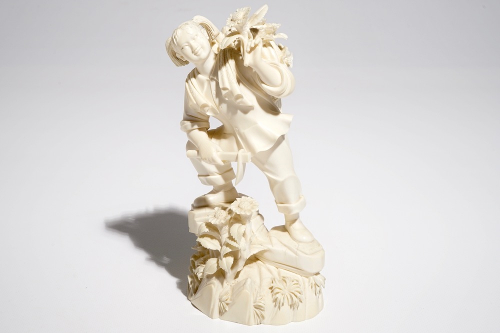 Een Chinese ivoren figuur van een meisje, 2e kwart 20e eeuw