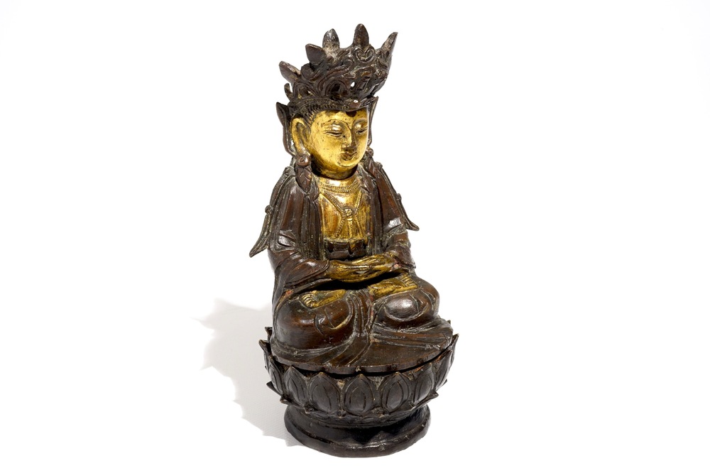 Een deels vergulde Chinese bronzen Boeddha gezeten op lotustroon, late Ming