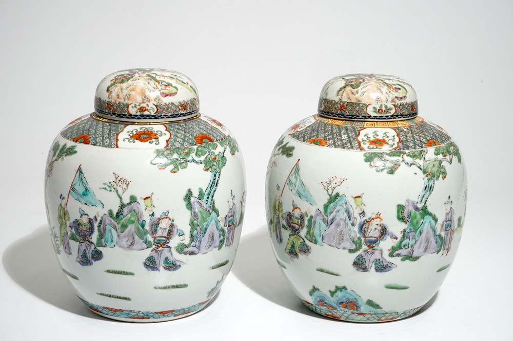 Une paire de pots couverts en porcelaine de Chine famille verte, 19&egrave;me