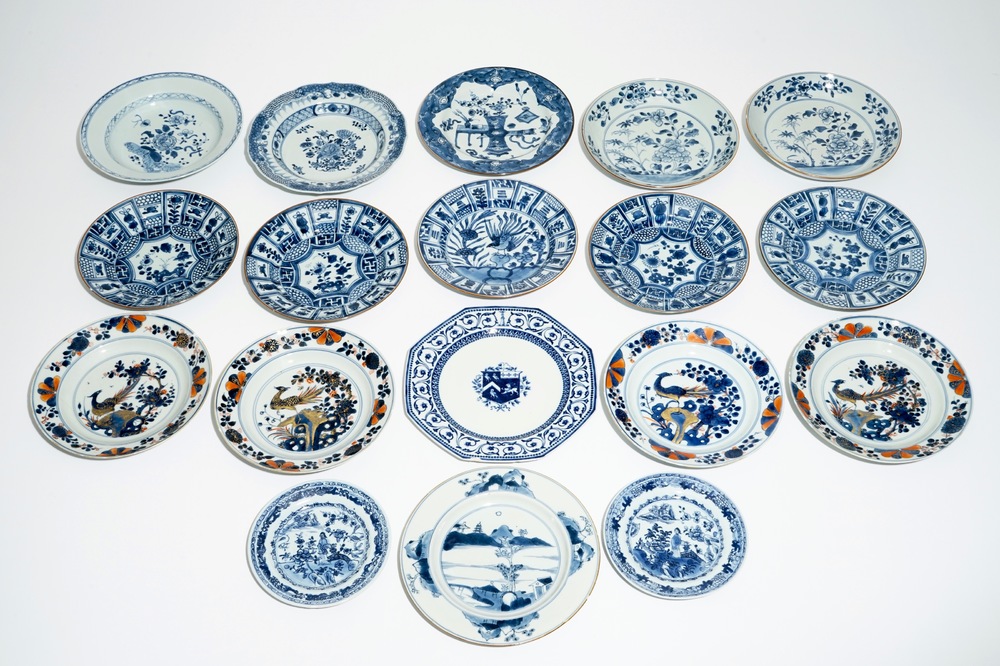 Achttien diverse Chinese blauwwitte en Imari-stijl borden, 18e eeuw