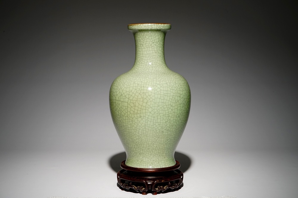 Een Chinese monochrome celadon vaas met craquel&eacute; glazuur, 19/20e eeuw