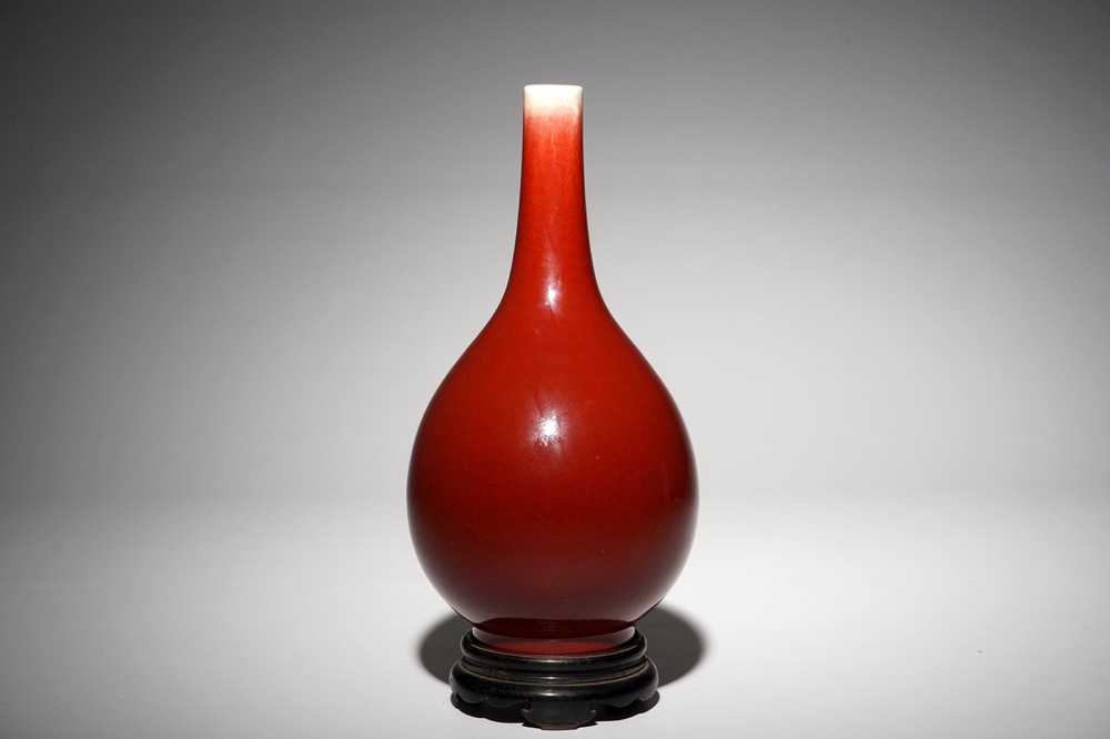 Een Chinese monochrome rode flesvormige vaas, 19/20e eeuw