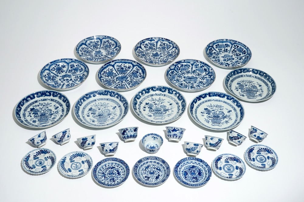 Onze assiettes, onze tasses et sept soucoupes en porcelaine de Chine bleu et blanc, Kangxi et post&eacute;rieur
