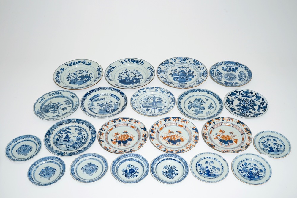 Zevenentwingtig diverse Chinese blauwwitte en Imari-stijl borden, 18e eeuw