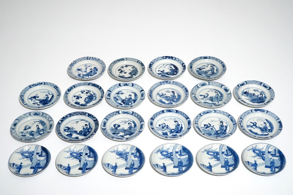 Vingte-deux soucoupes en porcelaine de Chine bleu et blanc, la plupart Kangxi